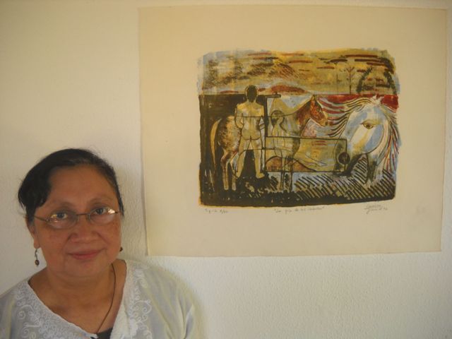 La artista y su obra La Pila de los Caballos de Carolina Florez